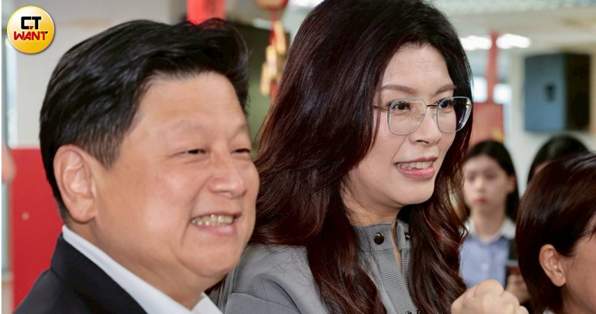 國民黨團總召傅崐萁（左）表示，鄭麗文（右）訪陸帶回的10項惠台措施，政府應加速落地轉化為實際民生利多。（圖／黃耀徵攝）