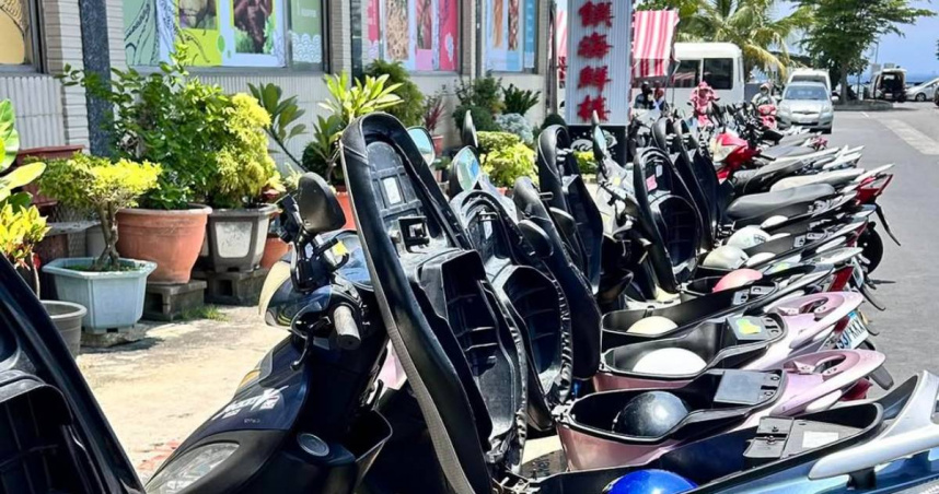 小琉球機車奇景引發網友討論。（圖／翻攝臉書／路上觀察學院）