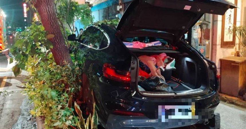 新竹重大車禍！BMW「衝上人行道撞樹」　駕駛命危送醫