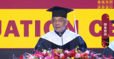 世新大學校長陳清河於碩博士班畢業典禮致詞一段話，引發爭議。（圖／翻攝YouTube／世新大學）