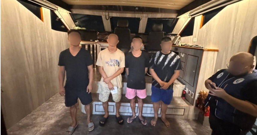 有4名台灣人在菲律賓搭遊艇亂丟垃圾被逮，其中2人竟是在台犯下詐騙及販毒的通緝犯。（圖／翻攝自臉書／Philippine Coast Guard）