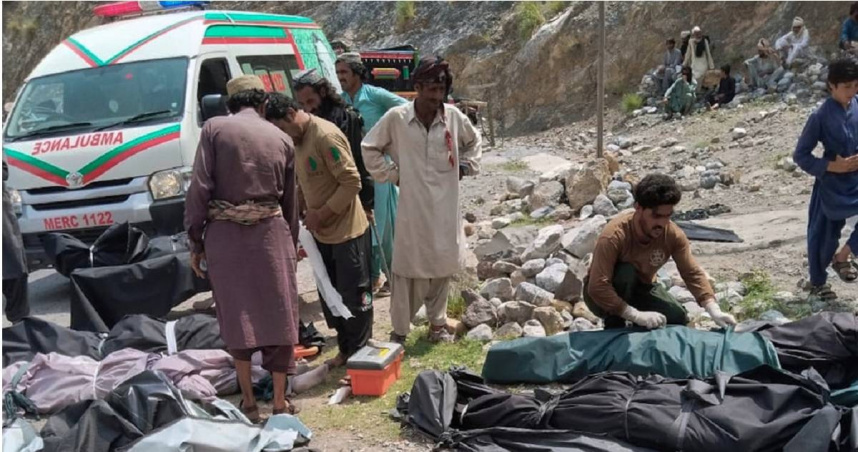 1輛從奎達（Quetta）開往白沙瓦（Peshawar）的巴士，3日清晨在巴基斯坦西南部達納薩爾（Dhana Sar）山區失控墜入山谷，造成40人死亡、至少8人受傷。（圖／達志／美聯社）