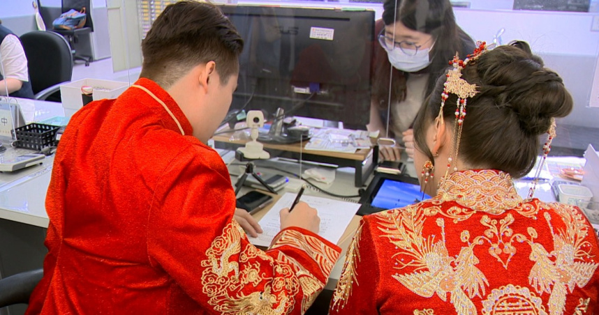 勞工婚假由8天延長至14天。（圖／東森新聞）