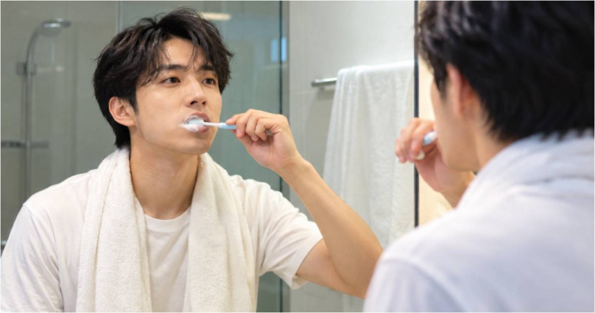 醫師表示，刷牙時讓泡沫停留，拿起牙線棒清潔牙縫，能有效預防蛀牙。（圖／AI示意圖）