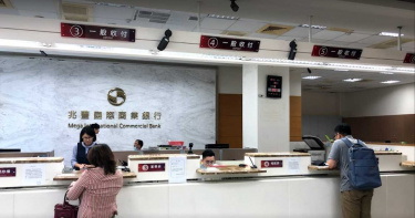 快訊/男持槍硬闖台中兆豐銀行 2分鐘內劫走20萬元