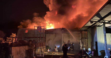三峽整染工廠暗夜大火 200坪鐵皮屋全毀無人受困