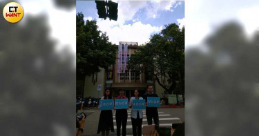 批藍綠在立院作秀 民眾黨表示不做小丑式國會議員