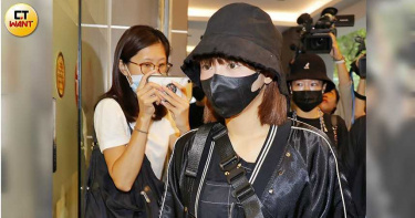 小鬼驟逝/女友峮峮提前離開靈堂 經紀人曝暖舉