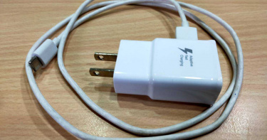 沒法替手機充電情緒大失控 暴走女怒打女警