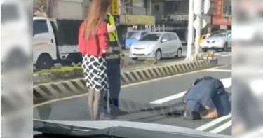 小貓遭撞躺路中央 暖警跪下人工呼吸想救牠