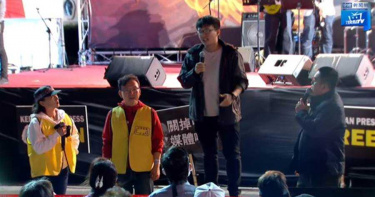 公民監督平台在自由廣場舉辦的「Press Freedom 捍衛新聞自由 民主論壇/自由開講」年輕人站出來力挺中天。（圖／翻攝中天新聞網直播影片）