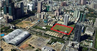 位於亞洲新灣區豪宅林立的「集盒貨櫃聚落現址」（紅色範圍），基地面積約2.3公頃，將興建1600戶，只租不售。（圖／高雄都發局提供）