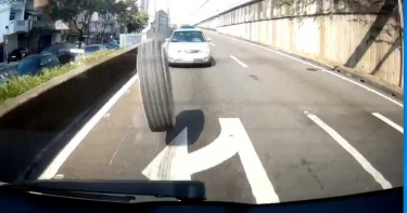 天外飛輪國道砸車 車主驚喊「靠北」幸無人傷