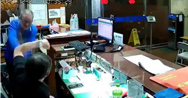 大樓住戶疑酒醉 「持棍棒狂毆保全」嗆:你報警啊!