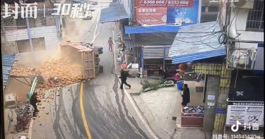 過彎沒減速!貨車「整斗磚頭」迎面砸落 3人遭活埋