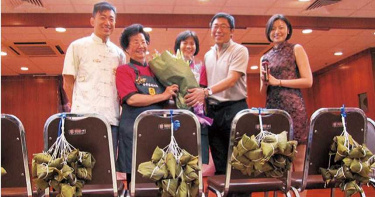 在二女兒楊玉茹（左3）陪同下，楊嫂陳俊綉（左2）曾赴香港參加美食展，會後與主辦單位合影。（圖／楊玉茹提供）