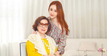 陳德容（右）和媽媽感情好，近年減少工作量陪伴媽媽。（圖／陳德容提供）