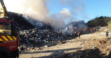 南投市垃圾場3日發生大火，疑沼氣自燃釀禍。（圖／南投縣消防局提供）
