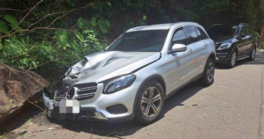 烏來北107線3.7公里處滾落巨石砸毀4輛自小客車。（圖／警方提供）