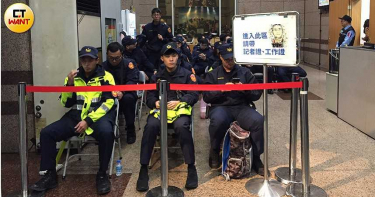 中山分局長進駐國民黨部 百名警力待命嚴防突發事件