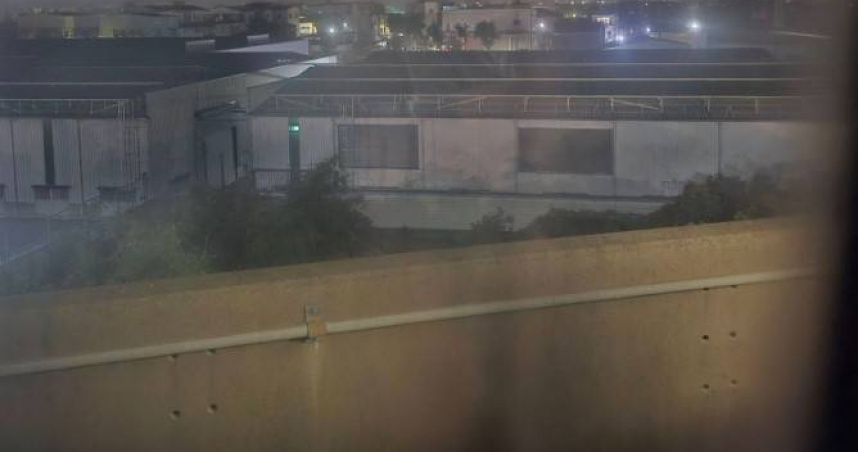 地震當下有民眾正在搭乘高鐵，車廂突然完全斷電。（圖／翻攝自臉書／爆料公社二社）