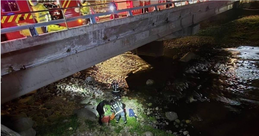 吳婦在大年初一飲酒過量，不慎失足摔落陸光路橋下受困，警消合力搶救送醫所幸無大礙。（圖／翻攝畫面）