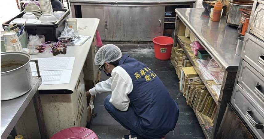 高雄傳統肉粽店出現「肥鼠亂竄」，衛生局7日派員前往該店查察，業者坦承有疏失，依法被裁罰3萬元以上300萬元以下罰鍰。（圖／衛生局提供）
