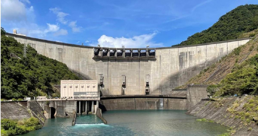 翡翠水庫供水發電收入創38年新高，台北市翡翠水庫管理局10日公布，翡翠水庫去年供水發電收入超過8.5億元，翡管局長林裕益分享，供水發電收入增加關鍵，在於「水庫操作」調度得宜。（圖／台北市翡管局提供）