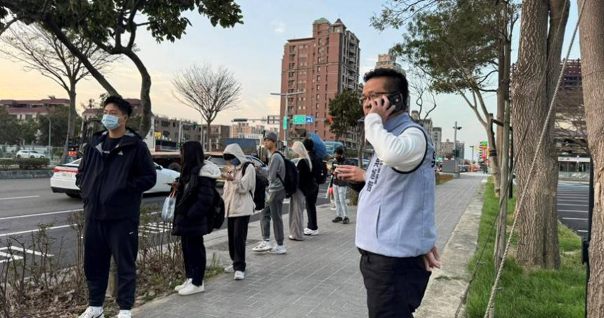 新竹縣「快捷九號」公車問題多，縣議員吳旭智呼籲縣府該及早建立線上等公車系統因應。（圖／翻攝自吳旭智臉書）