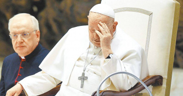 2月12日，教宗方濟各在梵蒂岡公開接見活動上，顯得神情疲憊。（圖／路透）