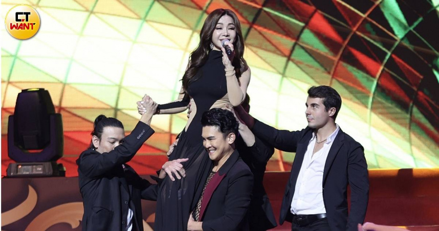 陳美鳳負傷登場，由猛男扛著下階梯熱唱〈風〉、〈熱情的沙漠〉與〈對你愛不完〉組曲。（圖／林士傑攝）