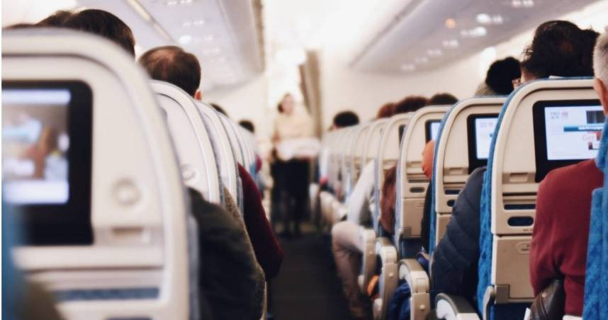 有空服員透露，乘客搭飛機在飛機落地後有鼓掌的習慣，其實她很不建議，因為正式落地前還是有可能發生危險狀況。（示意圖／Pixabay）