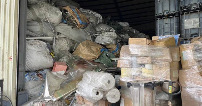 益碩環保公司涉嫌與多家公司共謀，租廠房堆置有害廢棄物，檢方10日向涉案17人提起公訴。（圖／翻攝畫面）