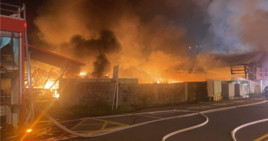 花蓮市建國路二段1間廢棄木材工廠晚間起火。（圖／中國時報記者羅亦晽攝）