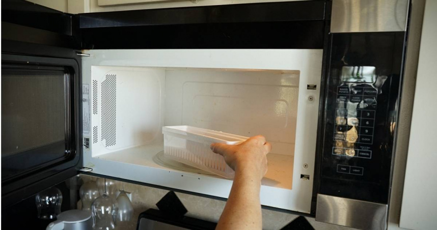 美國一名7歲女童將矽膠解壓玩具放進微波爐加熱，卻因此被炸傷。。圖僅示意。（示意圖／翻攝自photoAC）