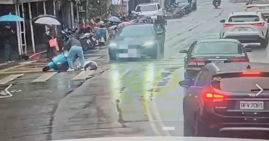 北市大安區日前發生交通事故，黃女騎車自摔後，不幸遭周男駕車輾過，被緊急送醫，目前已恢復意識。（圖／翻攝畫面）