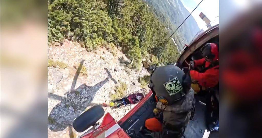 19歲女山友跌落40公尺深山谷，搜救人員藉直升機協助女子脫困，順利將其送醫治療。（圖／報系資料照）