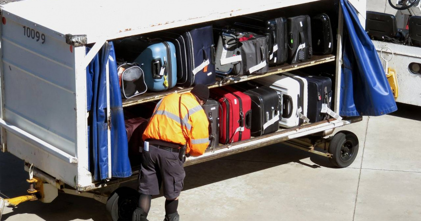 歐洲廉價航空瑞安航空（Ryanair）建議旅客，避免使用黑色、灰色和海軍藍3種顏色的行李箱，否則很容易弄丟。（示意圖／Pixabay）