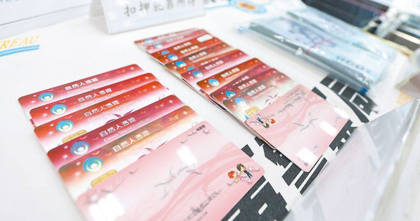 警方鎖定詐騙集團的「白領協力者」查緝。圖為刑事局專案成果記者會，展示融資公司負責人、地政士勾結詐團案的借貸代辦文件等證物。（圖／報系資料照）