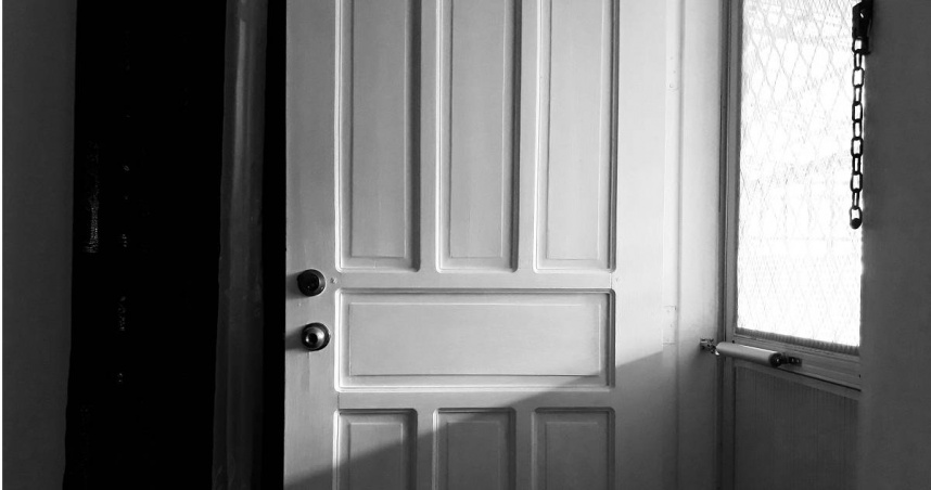 近日，中國遼寧一名女子突然無故缺勤沒上班，公司根據聯絡人資料通知了她的弟弟，弟弟請鎖匠開鎖之後，才發現姊姊已經躺在床上猝逝。（示意圖／翻攝unsplash）