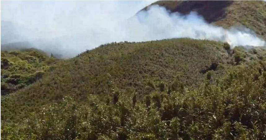 陽明山小油坑中午驚傳火燒山。（圖／翻攝畫面）