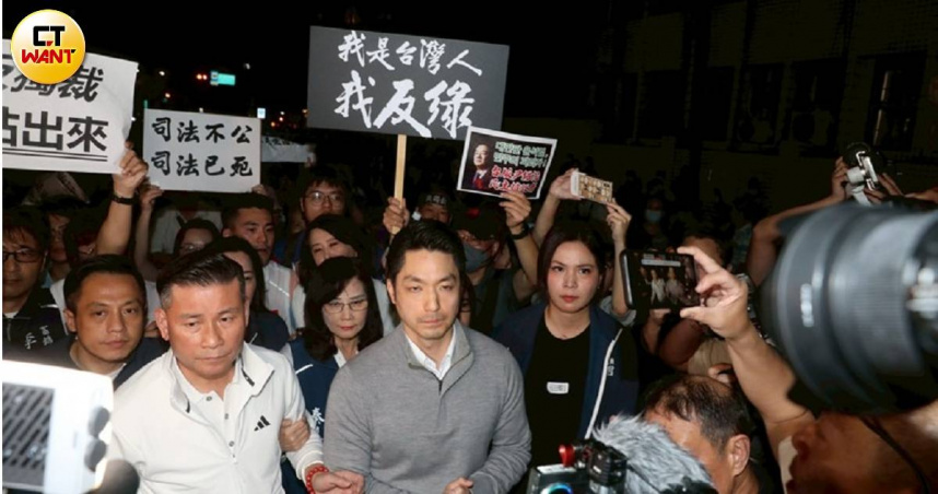 針對17日晚間聲援台北地檢署外集會遊行，台北市長蔣萬安嗆「個人行為我自己承擔」。（圖／劉耿豪攝）