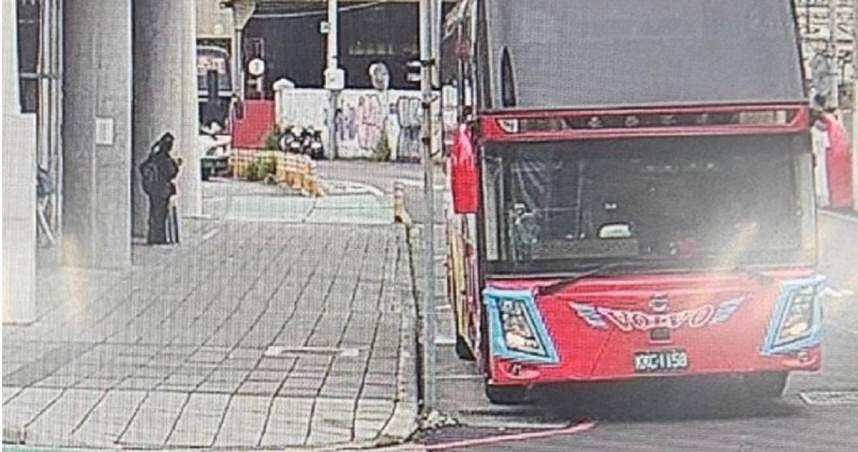 運將懷疑女乘客涉詐隨即送往派出所，警方調閱監視器證實陳女為車手，並查獲贓款。（圖／翻攝畫面）