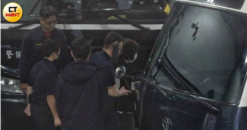 國民黨台北市黨部主委黃呂錦茹（右1）被控涉入「死亡連署」案25日遭台北地院裁定羈押禁見。（圖／趙世勳攝）