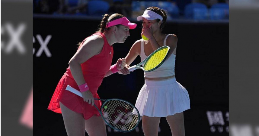 謝淑薇（右）與奧斯塔朋科在馬德里網球賽女雙晉級到4強。（圖／達志／美聯社）