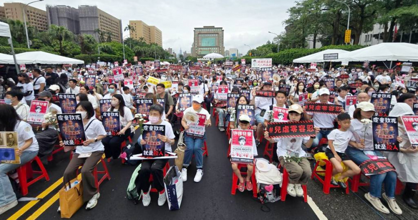 「終結兒虐 陪你長大」護兒集會行動10日登場，大批民眾帶著孩子一起共襄盛舉。（圖／中國時報范揚光攝）