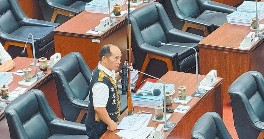 高市原民議員高忠德13日在總質詢時攜帶獵槍，就獵槍管理機制議題質詢，引發議會及警方高度重視。（圖／中國時報柯宗緯攝）