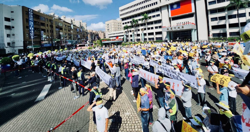 桃園航空城上千住戶曾赴市府抗議，爭取到拆遷補償費和多項獎勵承諾，然而因為計畫進展遲緩，住戶也很難在限期內獲得補助。（圖／受訪者提供）