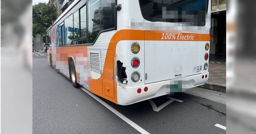 北市南港區上午9時許，一輛小貨車在變換車道過程中不慎擦撞公車。（圖／翻攝畫面）