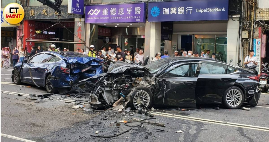 台北市重慶南路發生重大車禍。(圖/薛孟杰攝)